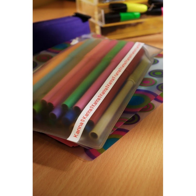 Cinta standard. Texto rojo sobre fondo blanco. 9mm (8mts de largo)