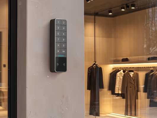 Vista frontal del AJAX KeyPad Outdoor instalado