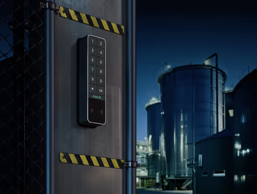 Vista lateral del AJAX KeyPad Outdoor junto a escaparate